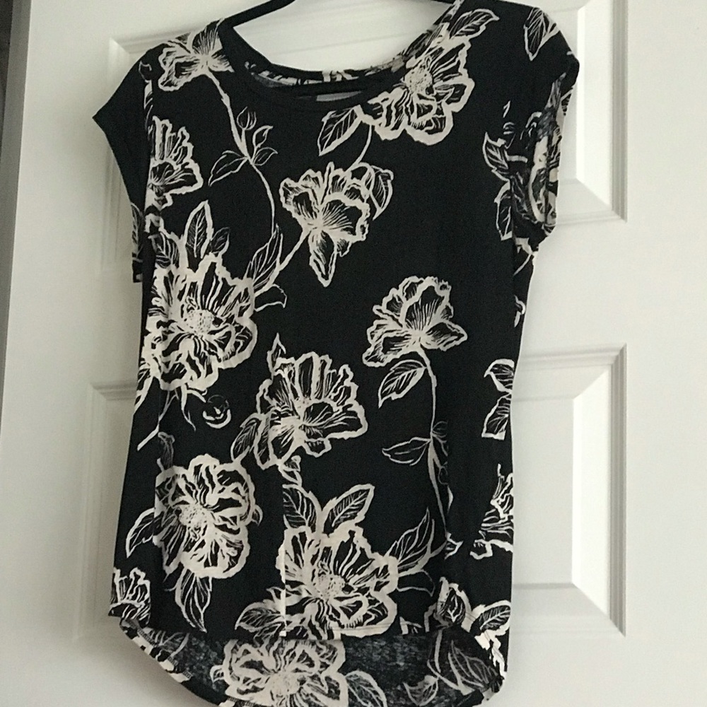 In Wear black t-shirt with cream floral pattern